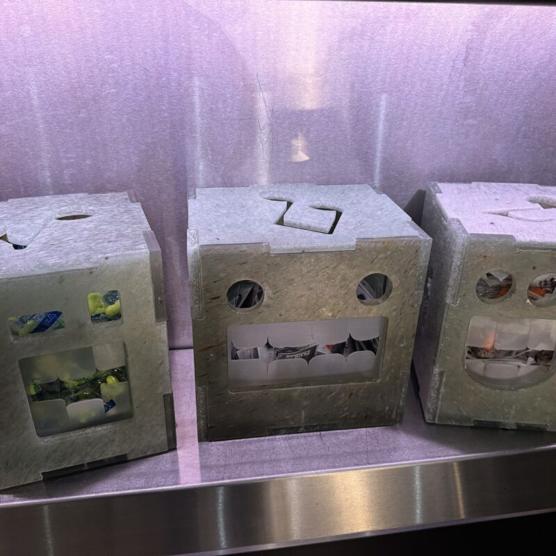 Patronaat geeft afgedankte hardcups nieuw leven als oordopdisplay